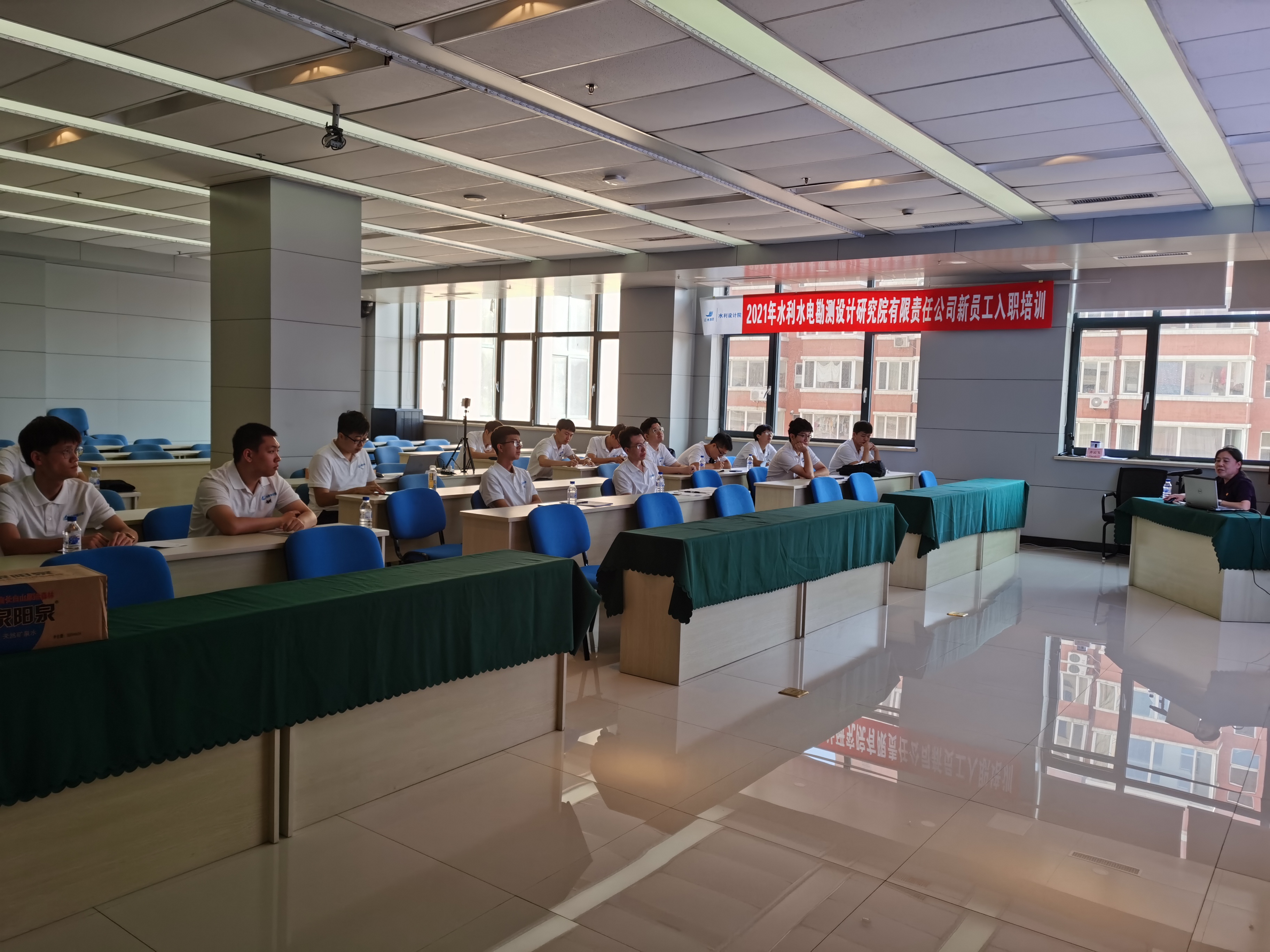 省委党校教授为设计院公司员工讲课2.jpeg 省委党校教授为设计院公司员工讲课2.jpeg